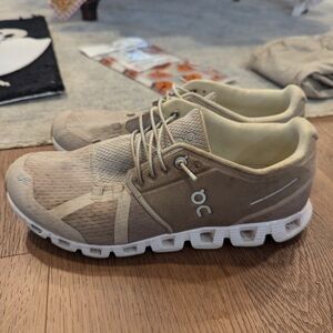 OnCloud Women's size 9 Tan Sneakers